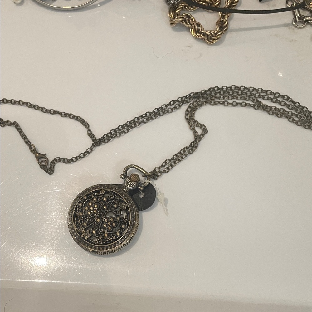Vintage-Inspired Floral Locket Pendant Necklace - Antique Gold